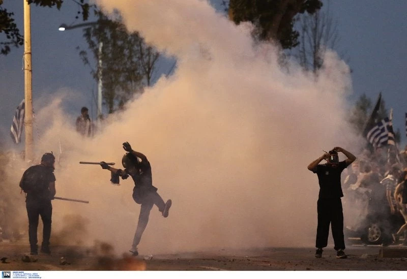 Πεδίο μάχης η συμπρωτεύουσα: Τώρα LIVE στην Θεσσαλονίκη φωνάζουν «κάτω η χούντα του ΣΥΡΙΖΑ» – Μπαράζ χημικών κατά των διαδηλωτών